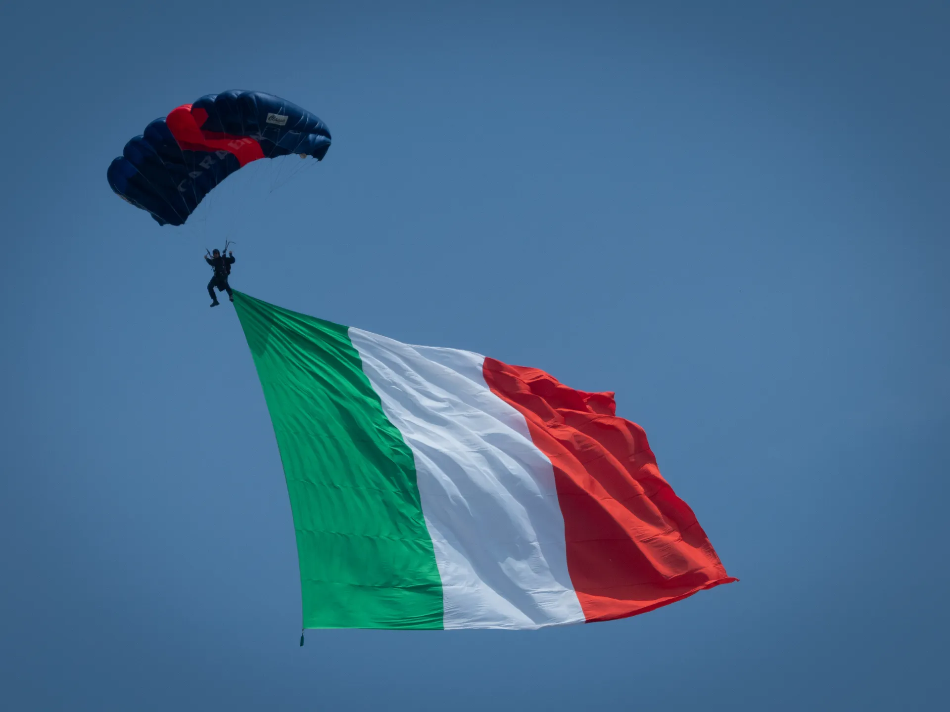 Paracadutista con bandiera italiana