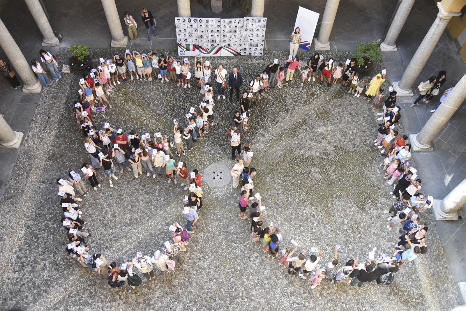 I bambini di Como formano il numero 80 per la Festa della Repubblica 2026