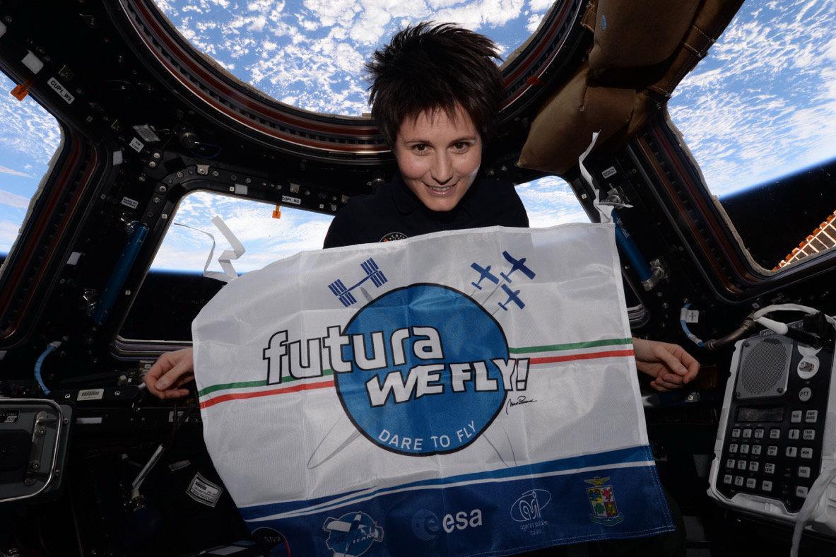 WeFly! Team – Samantha Cristoforetti con il gagliardetto WeFly
