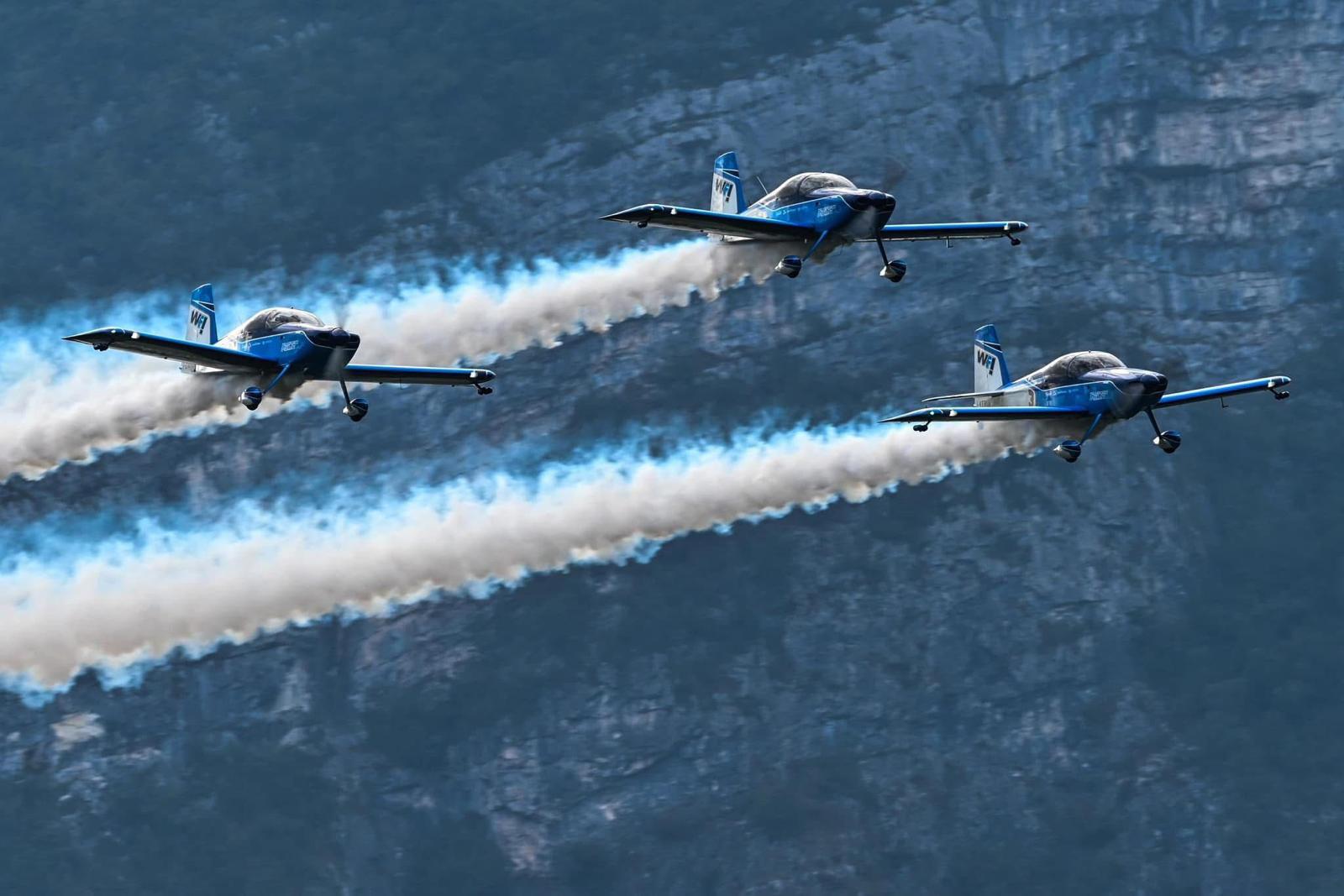 WeFly! Team in formazione con fumogeni